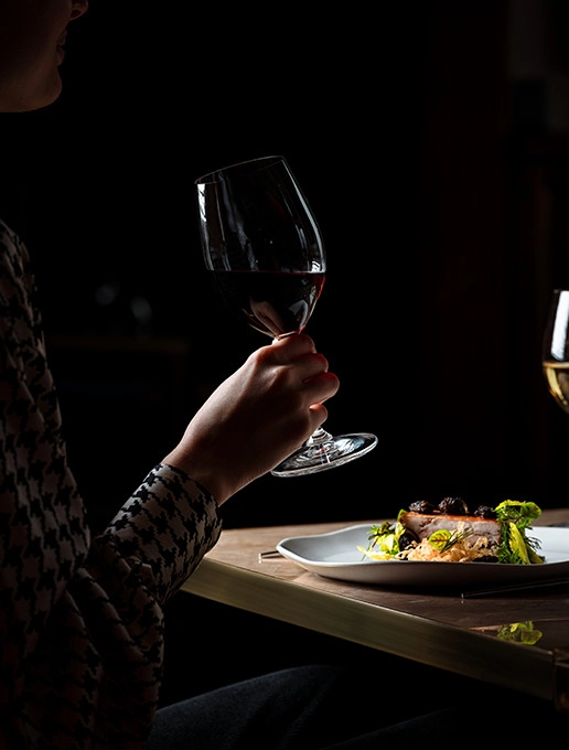 Dégustation d’un accord mets et vins lors d’un dîner spécial Fête des Mères au restaurant Dans le Noir ?
