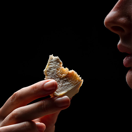 Женщина наслаждается ужином в ресторане Dans le Noir?