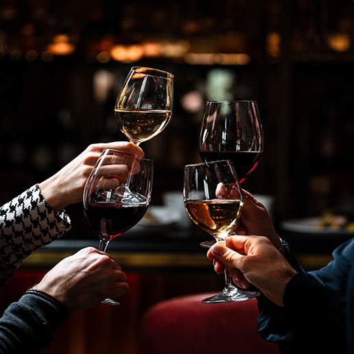 Группа празднует выход на пенсию коллеги в ресторане Dans le Noir?