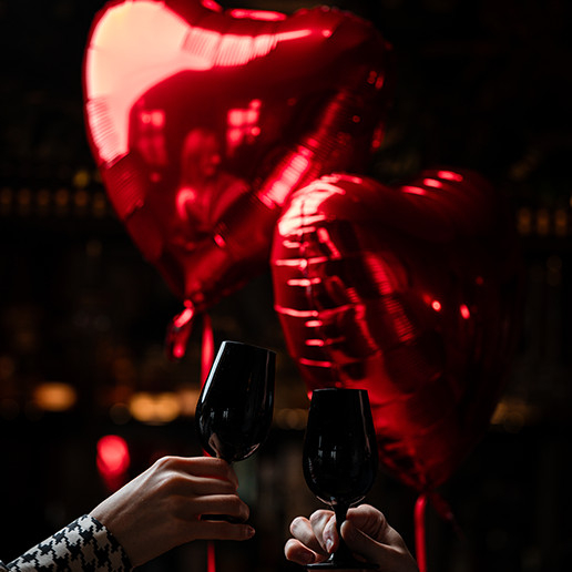 Пара празднует День святого Валентина в ресторане Dans le Noir ?