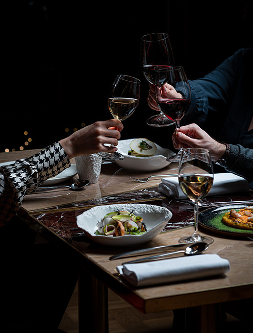 Groupe célébrant Halloween au restaurant Dans le Noir ?
